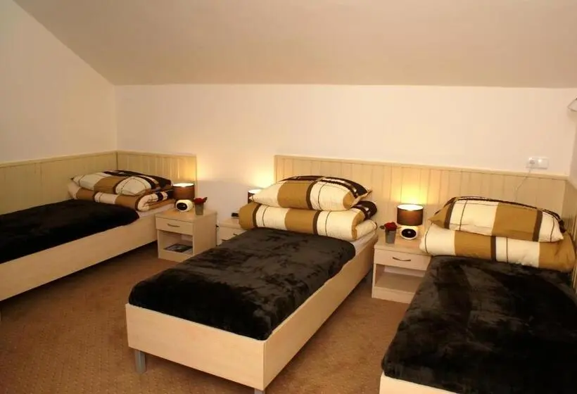 Quarto triplo standard com casa de banho exterior, Pension Arabela