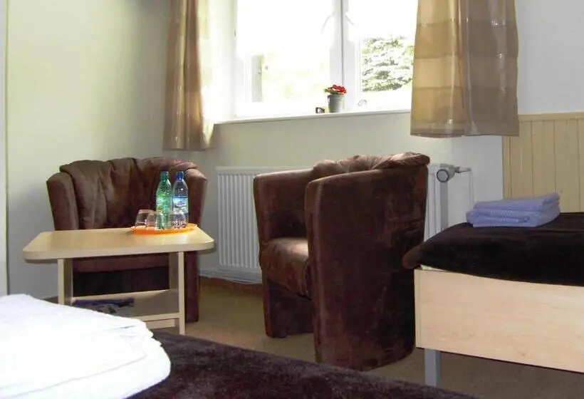 Quarto triplo standard com casa de banho exterior, Pension Arabela