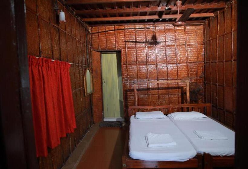 Хижина, Malayalam Lake Resort