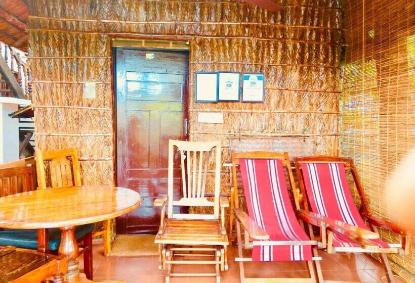 Хижина, Malayalam Lake Resort