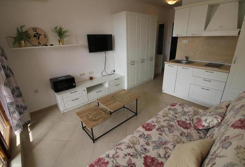 إستديو قياسى مطل على حمام السباحة, Menada Apartments In Cascadas