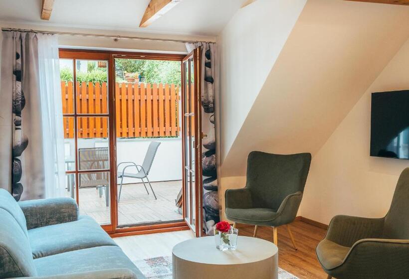 Apartament 1 Dormitori amb Terrassa, Penzion Tilia