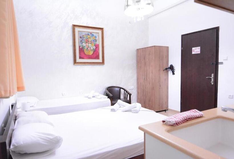 Номер Стандарт Трехместный, Loui Talpiot