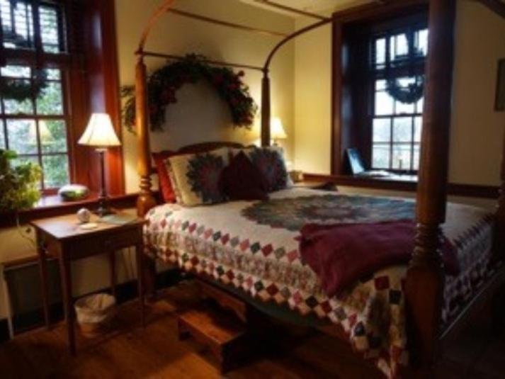 غرفة قياسية ثلاثية, Brownstone Colonial Inn