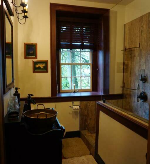 غرفة بريميوم رباعية, Brownstone Colonial Inn