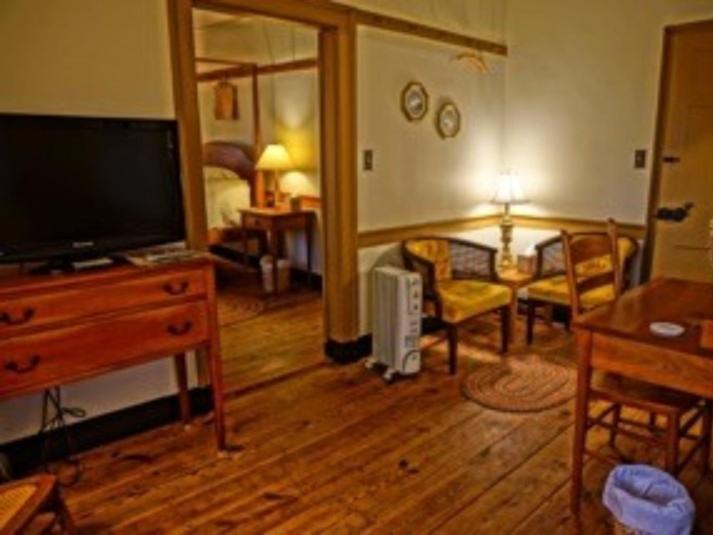 高品质的四人房间, Brownstone Colonial Inn