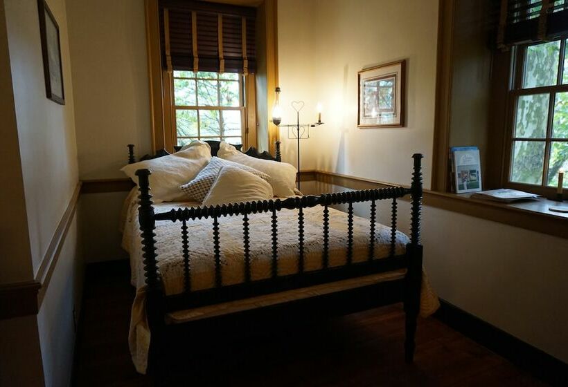 Четырехместный номер Премиум, Brownstone Colonial Inn