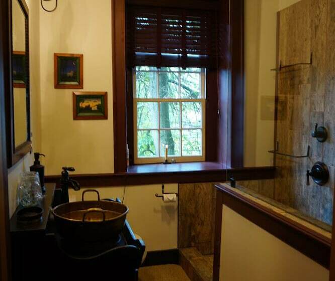 غرفة بريميوم رباعية, Brownstone Colonial Inn
