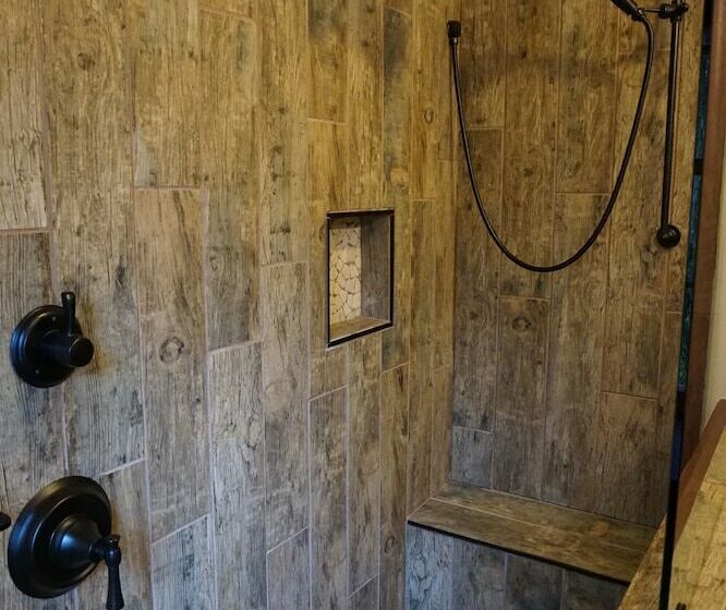 Четырехместный номер Премиум, Brownstone Colonial Inn