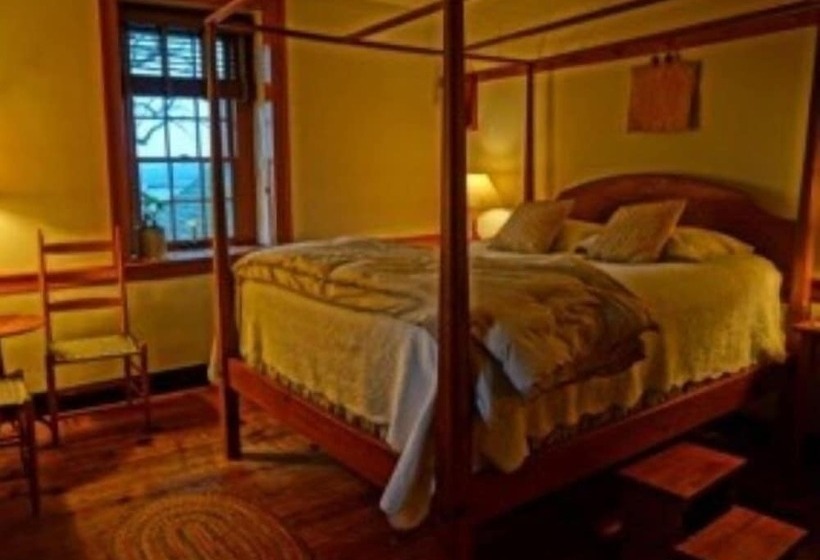 Четырехместный номер Премиум, Brownstone Colonial Inn