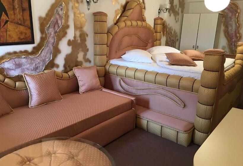 اتاق استاندارد سه نفره, Bali Colosseum