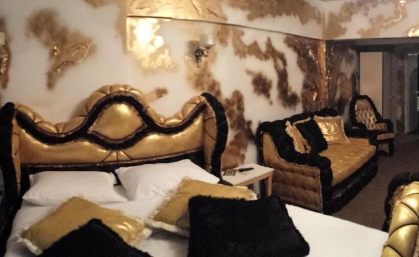 اتاق استاندارد سه نفره, Bali Colosseum