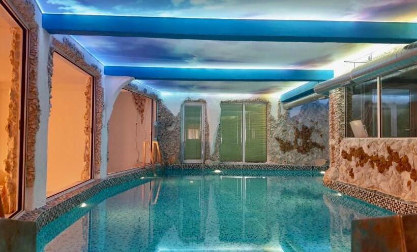 اتاق پریمیوم چهارنفره, Bali Colosseum