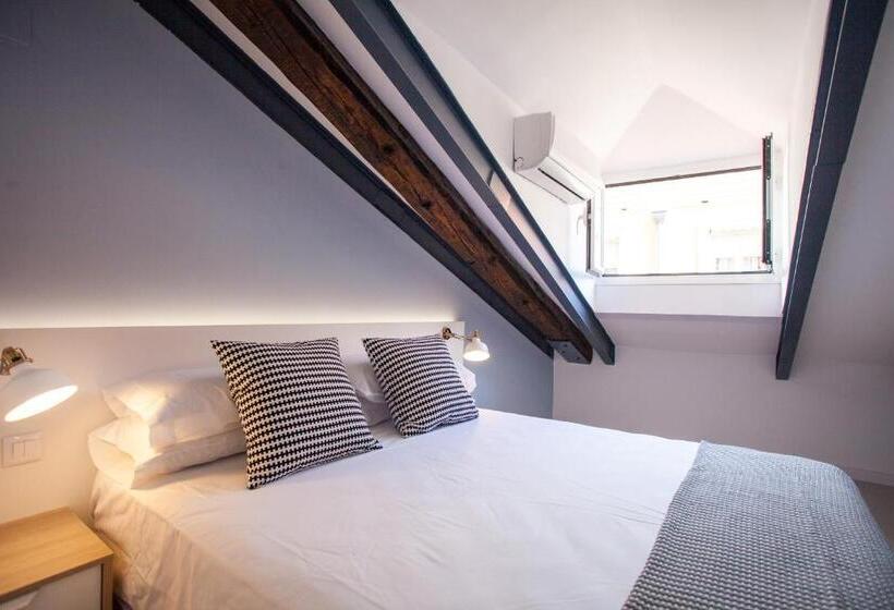 اتاق خانوادگی, Apartment In Malasaña