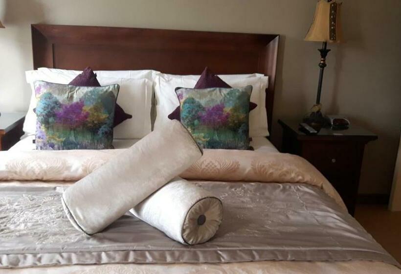 带大床的标准间, Almara House