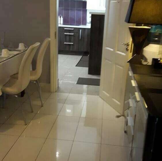 标准三人间, Almara House