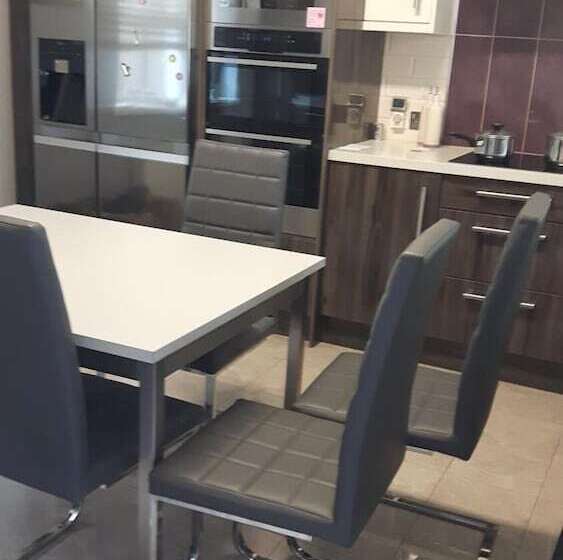 标准三人间, Almara House