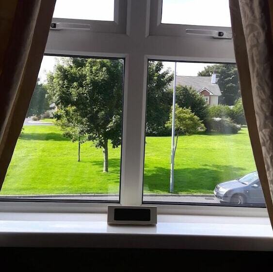 标准单人间, Almara House