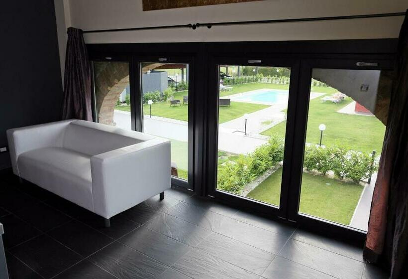 آپارتمان 1 خوابه با چشم‌انداز استخر, Corte Di Frara