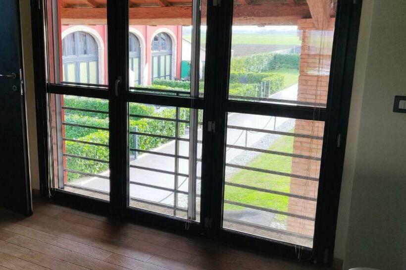 آپارتمان 1 خوابه با چشم‌انداز استخر, Corte Di Frara