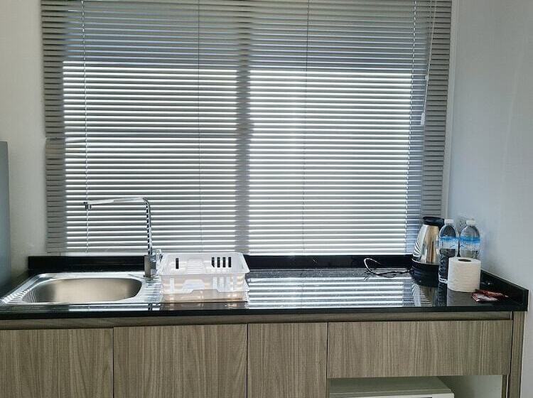 スタンダードスタジオ, Des Res Hotel And Residence