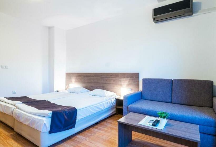 غرفة قياسية مزوَّدة بشُرفة, Admiral Plaza Apartments