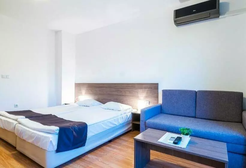 اتاق استاندارد با بالکن, Admiral Plaza Apartments