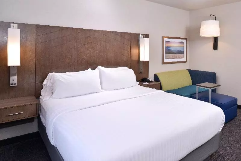 キングサイズベッドのエクゼクティブルーム, Holiday Inn Express And Suites Bryant   Benton Area, An Ihg