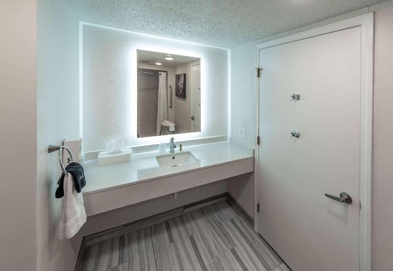 חדר סטנדרט מותאם לאדם עם מוגבלויות, Holiday Inn Express And Suites Bryant   Benton Area, An Ihg
