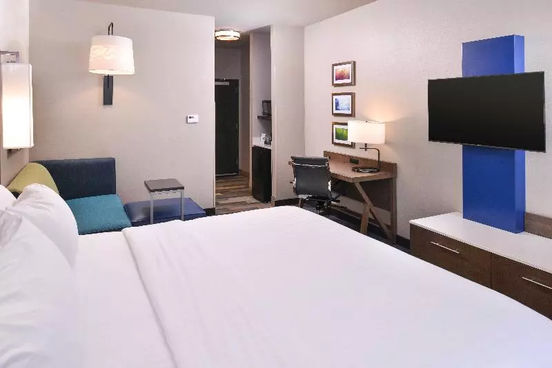 身障者適用キングサイズベッドルーム, Holiday Inn Express And Suites Bryant   Benton Area, An Ihg