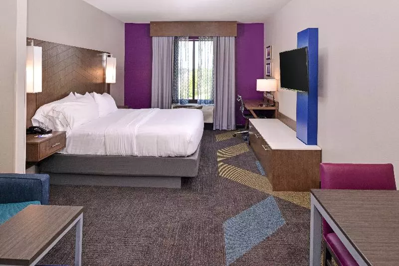 キングサイズベッドのスイートルーム, Holiday Inn Express And Suites Bryant   Benton Area, An Ihg