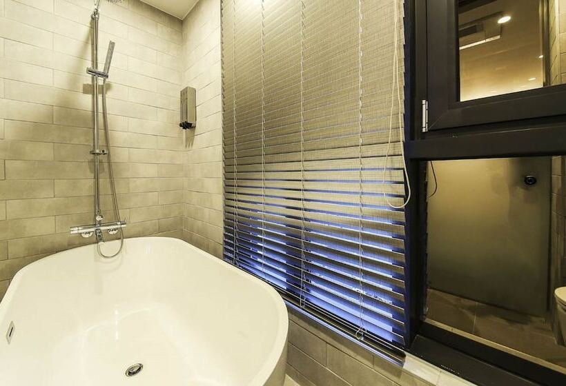 Quarto Deluxe, Lassa