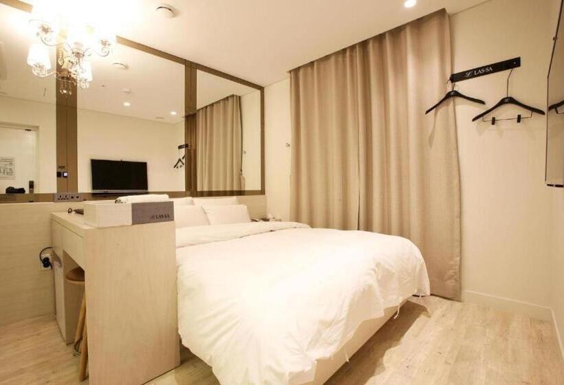 Quarto Estandar, Lassa