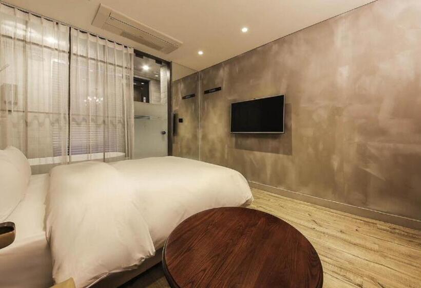 Quarto Deluxe, Lassa