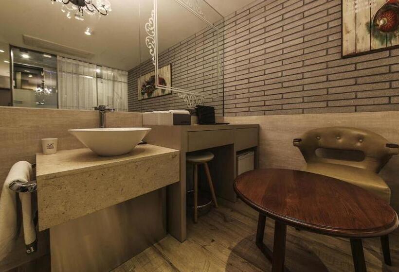 Quarto Deluxe, Lassa