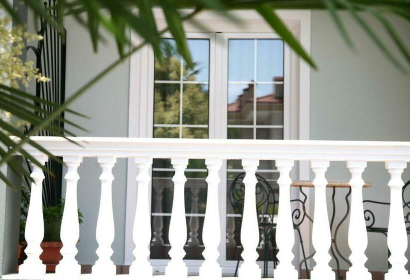 غرفة قياسية ثلاثية مزودة بشرفة, Olympus Hotel Villa Drosos