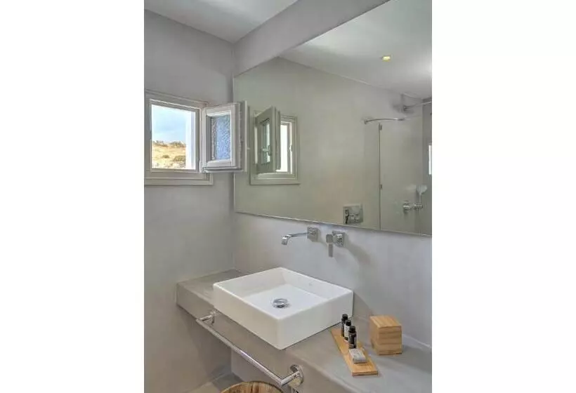 Suite Vue Mer, Papadakis