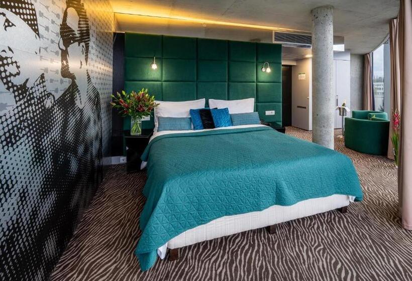 수피리어 룸, Sono