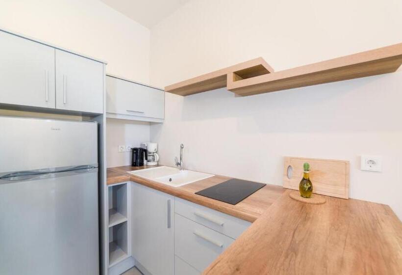 Superior suite with garden view, Lemonia Accommodations