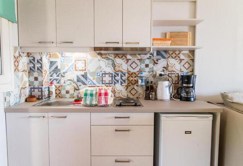 استودیوی سوپریور, Lemonia Accommodations