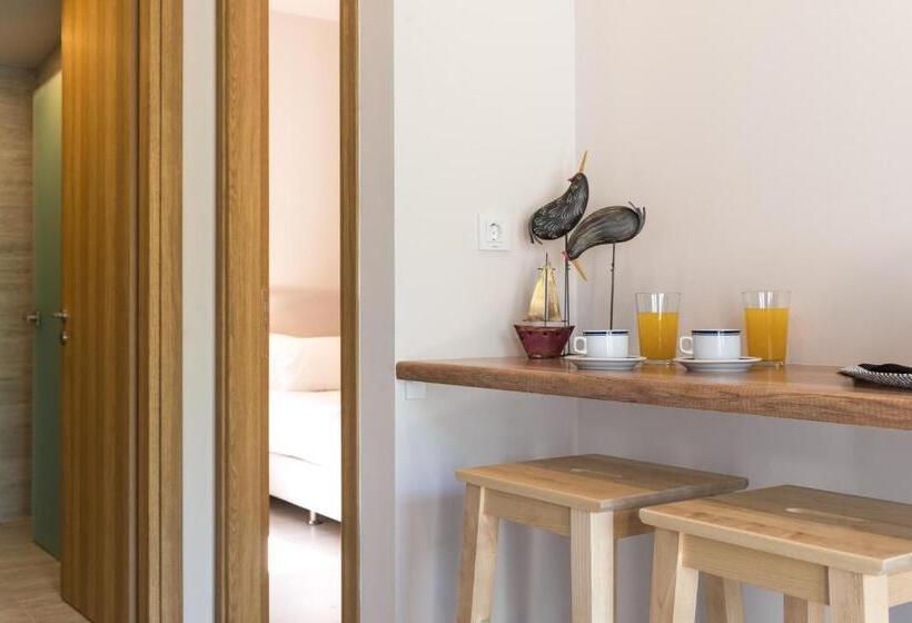 سوئیت جونیور با چشم‌انداز باغ, Lemonia Accommodations