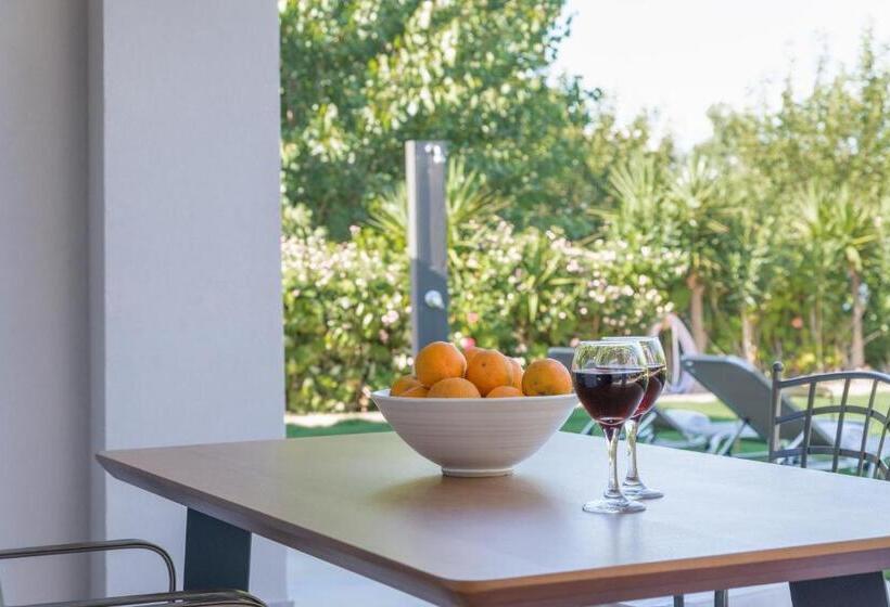 سوئیت جونیور با چشم‌انداز باغ, Lemonia Accommodations