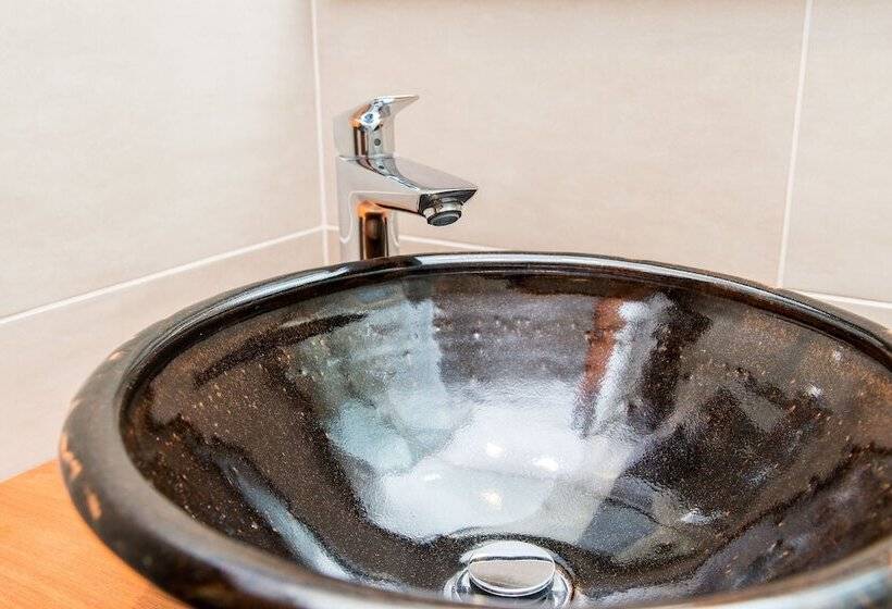 استودیوی سوپریور, Lemonia Accommodations