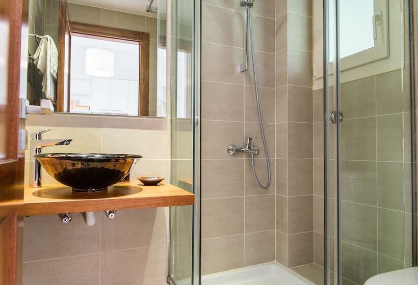 استودیوی سوپریور, Lemonia Accommodations