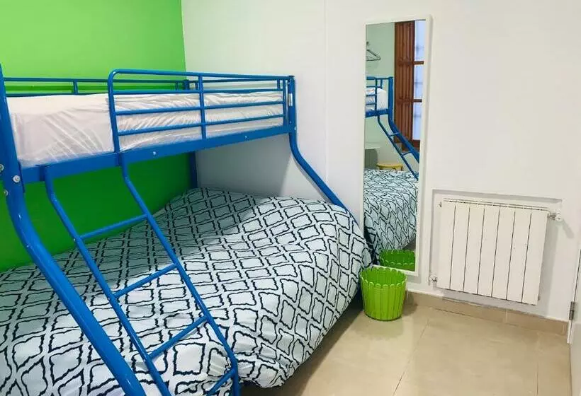 اتاق استاندارد با سرویس بهداشتی مشترک, Oh! My Hostel