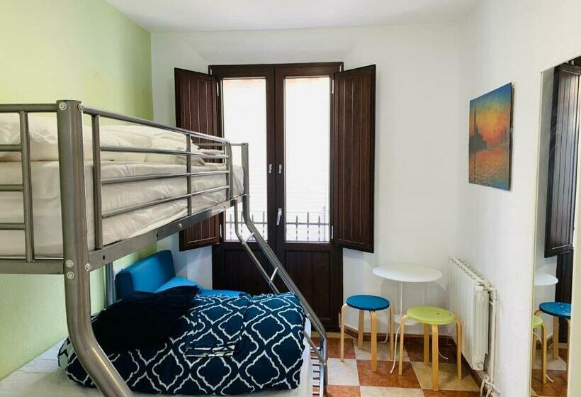 اتاق استاندارد, Oh! My Hostel