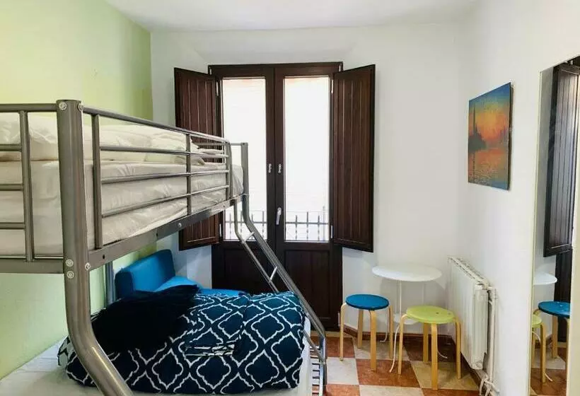 اتاق استاندارد, Oh! My Hostel