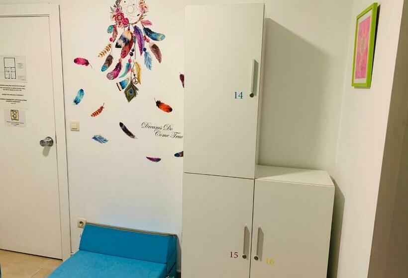 اتاق استاندارد با سرویس بهداشتی مشترک, Oh! My Hostel