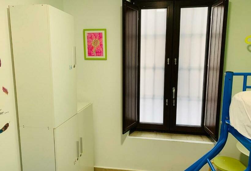 اتاق استاندارد با سرویس بهداشتی مشترک, Oh! My Hostel