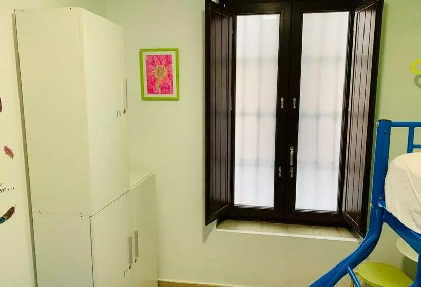 اتاق استاندارد با سرویس بهداشتی مشترک, Oh! My Hostel